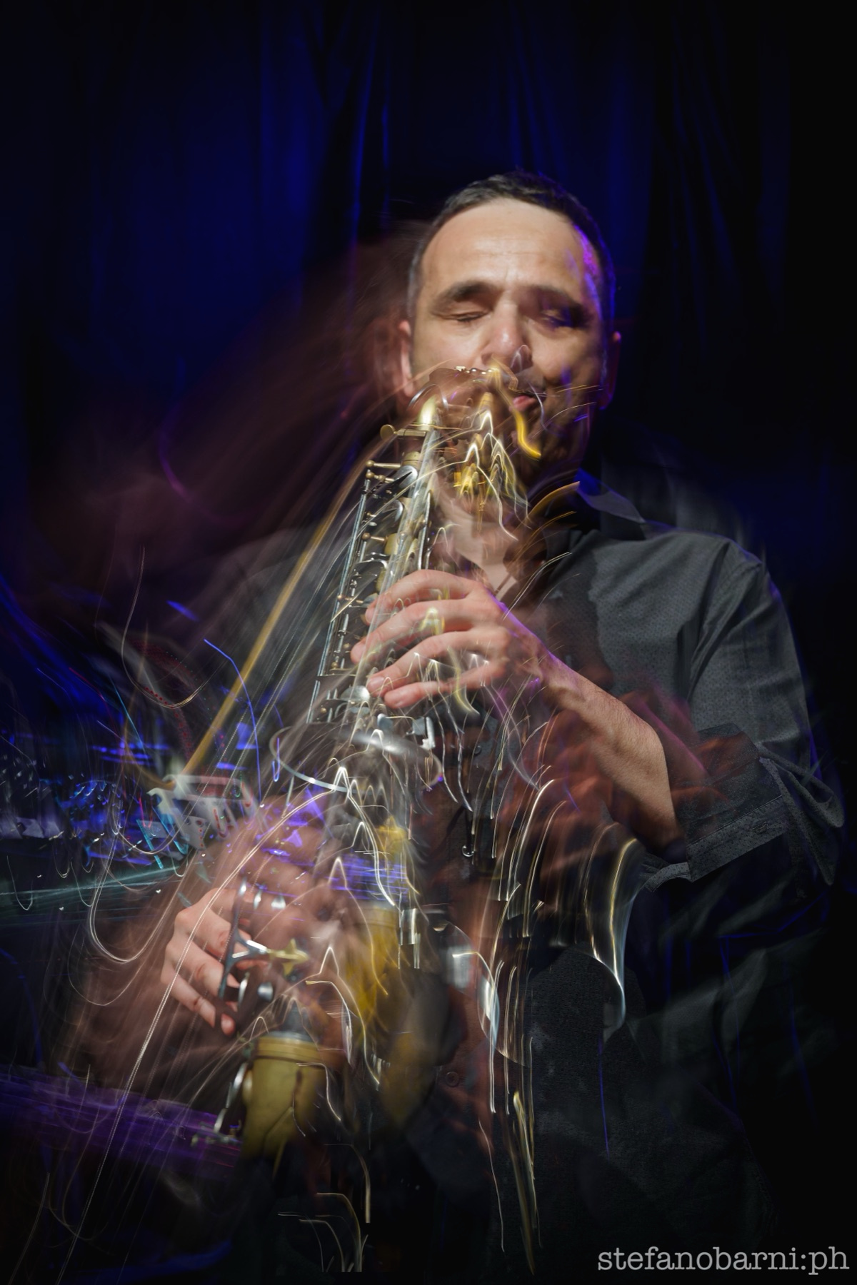Gianni Denitto con sassofono e light painting